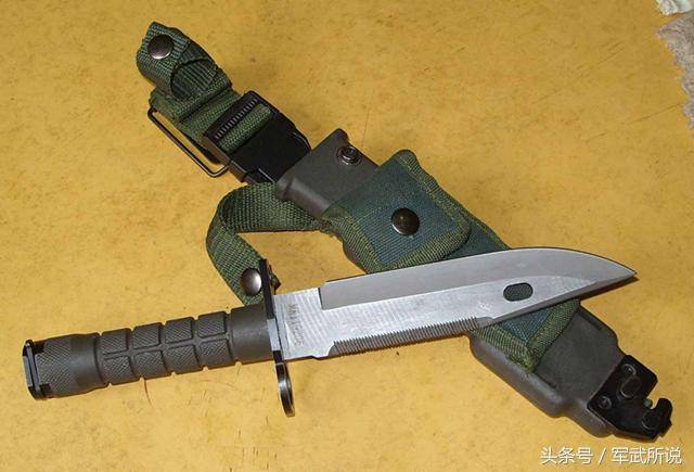 比如中国95式步枪的刺刀,不仅有拼刺这个基本用途,还可当成格斗匕首与