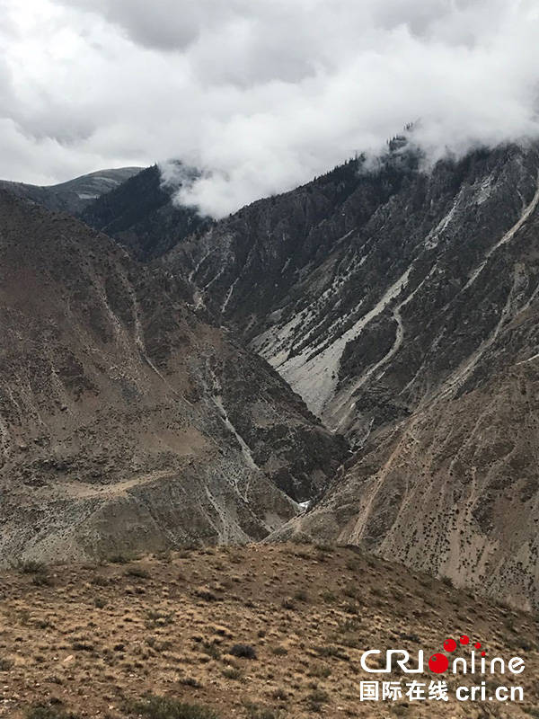 川藏线上一处典型的泥石流,滑坡区域 柳青摄