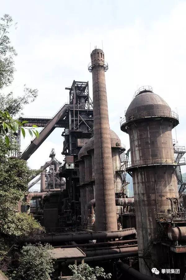 据统计,炼铁厂1号高炉第一代炉龄为8年,期间累计产铁230万吨,单位容积