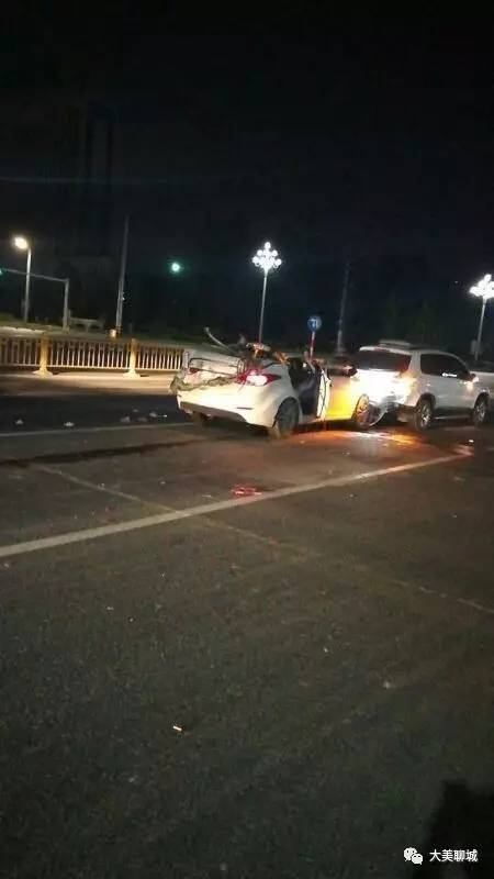 据网友爆料,10日晚上十点左右, 开发区辽河路中华路路口发生一起车祸