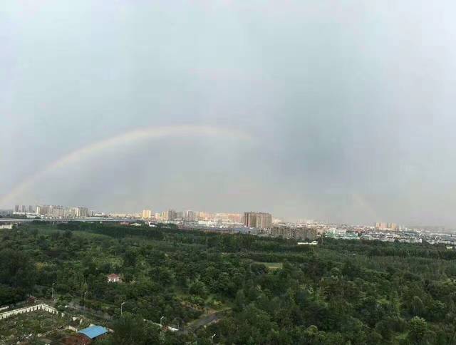 今天成都暴雨,彩虹瞬间切换!明天更恐怖!