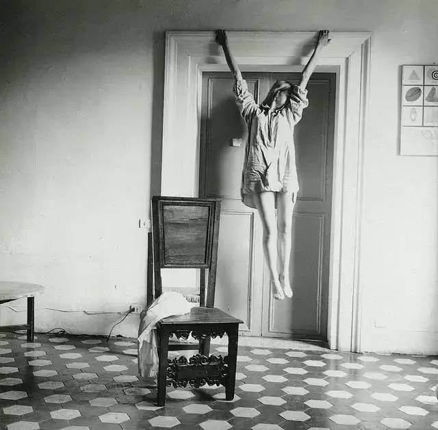 她似乎拍下的不是一种 弗兰西斯卡·伍德曼 francesca woodman