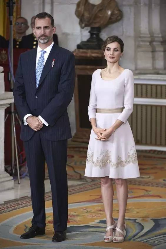 西班牙王后Letizia,简直就是一部职场时尚的教