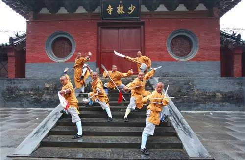 所谓天下武功出少林,少林寺的武僧团也一直都是全世界的武术爱好者