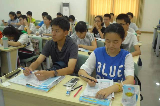 图为从文初升高学霸班学员吴钧雷和何梦杰,吴钧雷考上华师一附中