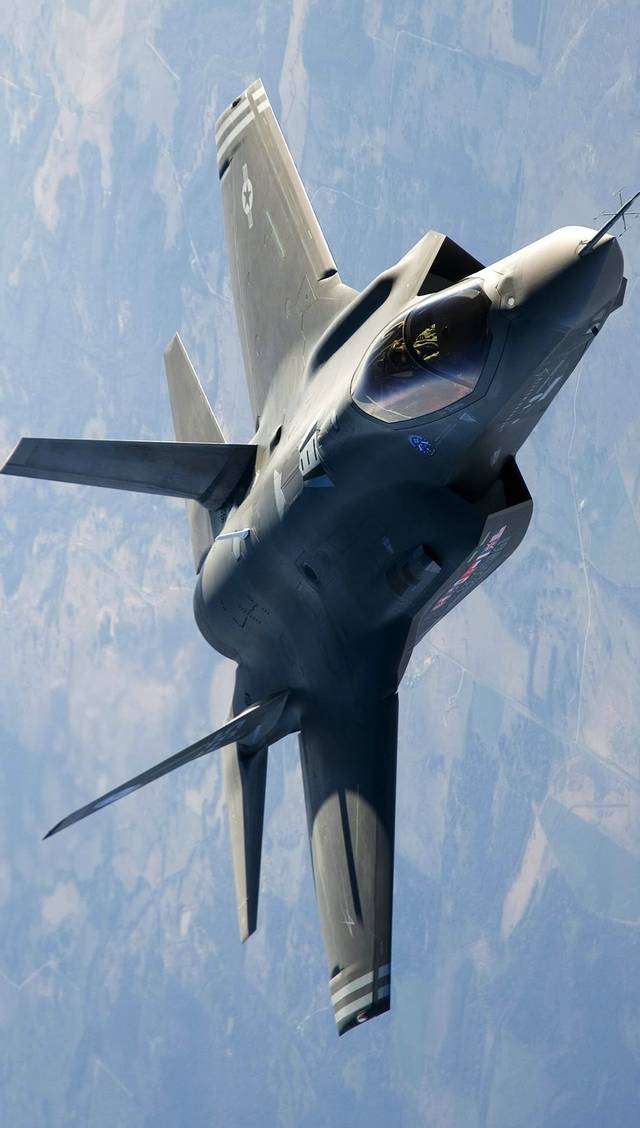 美国空军的f-35闪电战斗机就是帅!