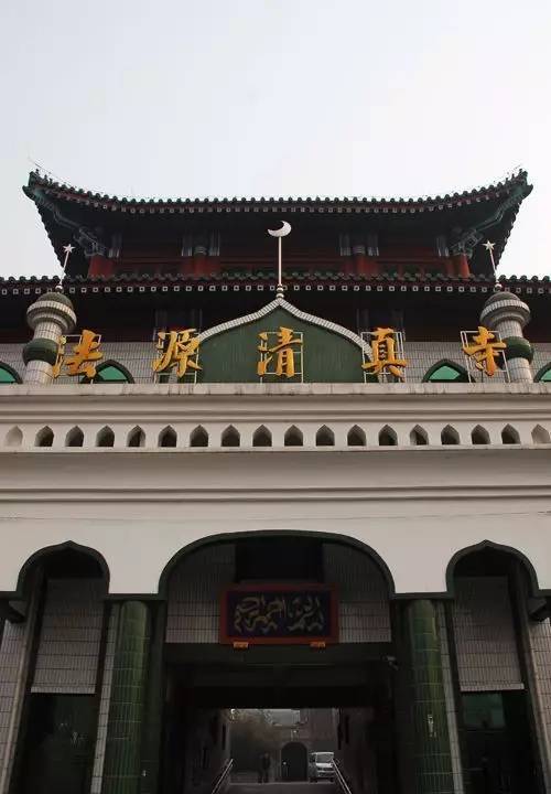 德外清真寺本名法源清真寺,位于西城区德胜门箭楼东北侧,始建年代