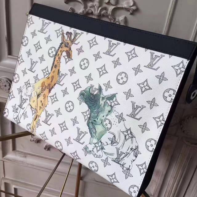 lv 动物印花 pochette voyage 大号手拿包 m66649