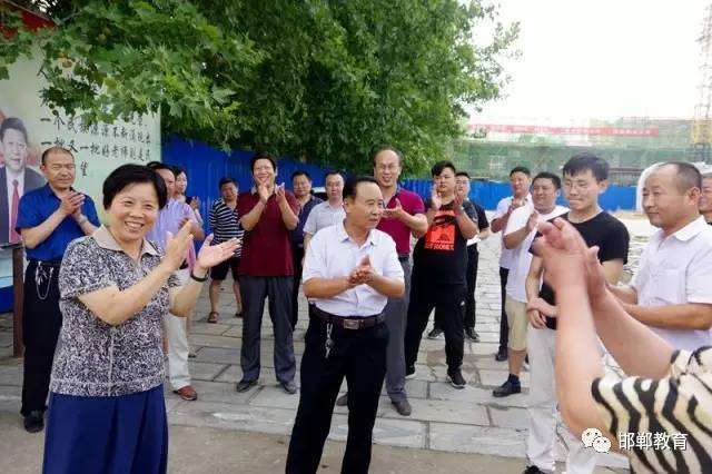 已经被北京大学录取的李鸿武及家人给魏县一中送来一面题有"厚德载物