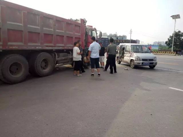 突发:榆次鸣谦大街发生惨烈车祸,车门都撞飞了,惨不忍