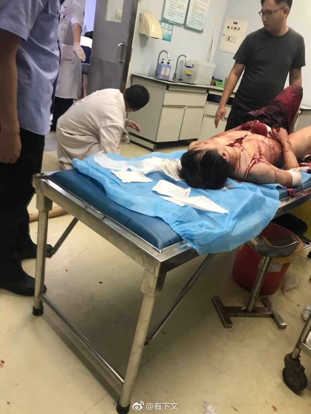 澎湃新闻:宝安沃尔玛昨夜发生持刀砍人事件,致2死9伤