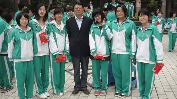 上海最丑的校服到底是哪个学校?你的母校中招了吗?