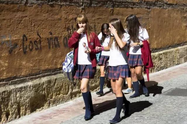 西班牙的公立学校不强制穿校服,但私立学校通常都有校服.