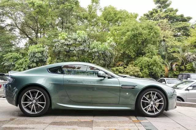 曾经世界上最美的跑车——阿斯顿·马丁 v8 vantage