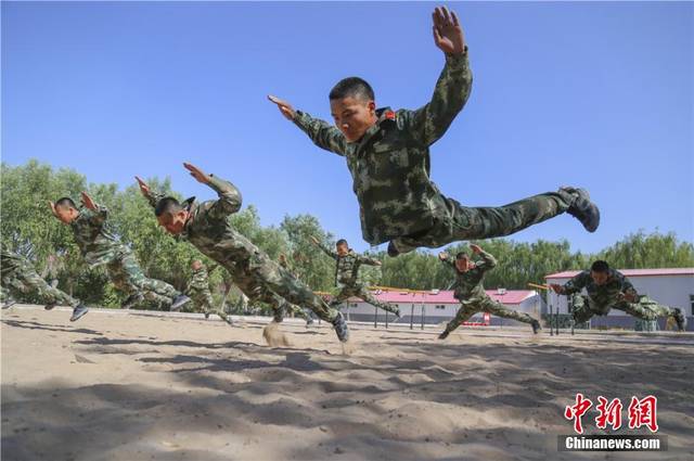 官兵们正在进行倒功训练.张小军 摄