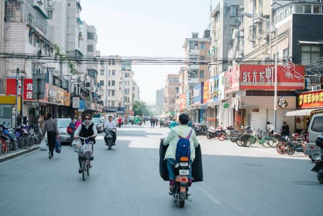 也是每天民航班车的首发站 瑞阳街作为紧邻家属区的小巷, 在这条小巷