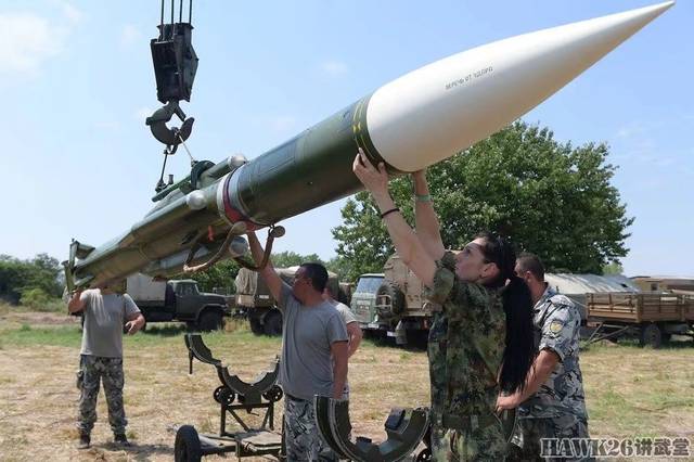 这是塞尔维亚军队正在检测和组装萨姆3防空导弹.
