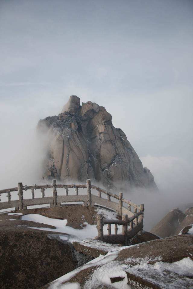 登上天池峰顶,领略会当凌绝顶,一览众山小的气概