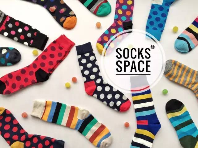 主打各种亮眼漂亮袜子的 socksspace决定给你的脚踝来一场潮流革命.