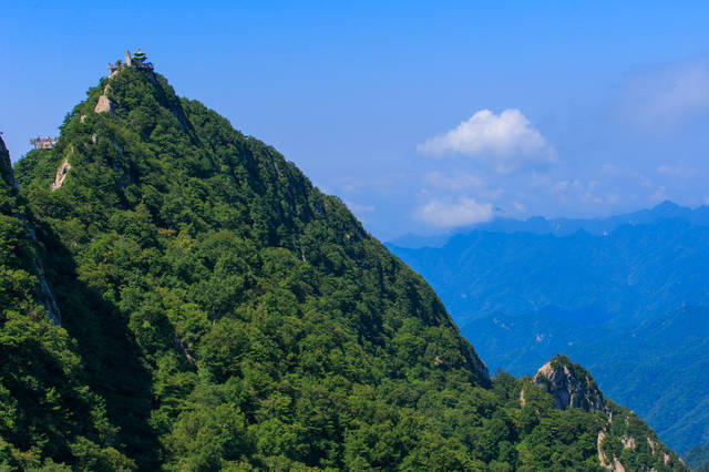 盛夏登顶老君山一览伏牛众山小