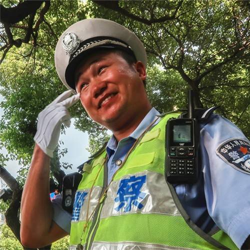 拍摄地点:烈日下,晋陵路和平路十字路口的执勤交警(拍客:学童漫步