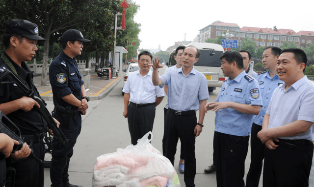 孙起鹏书记向该交警执勤岗点负责人,交警大队副大队长刘建新同志,详细