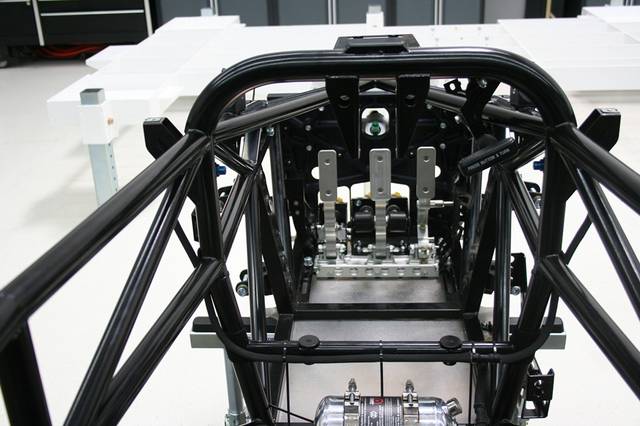 mono 的钢管车架,可以看见车头硕大的碳纤维吸能盒