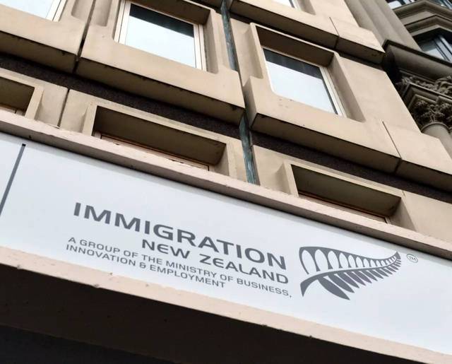 移民局:新西兰技术移民收入门槛不变;中国女教