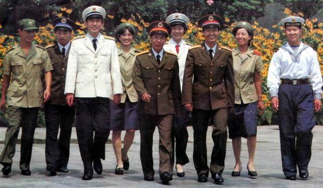 军服材料改进 研制出了 的确良 1974年▲穿裙服的女兵们.