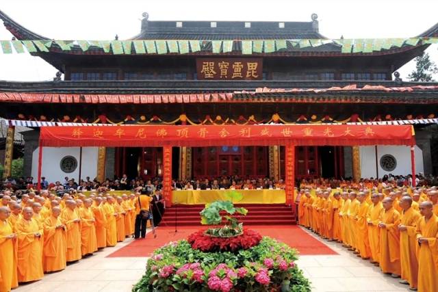 佛顶骨舍利从南京栖霞寺被恭迎到牛首山,并在佛顶寺大殿举行供佛法会