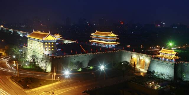 大兴城内向北到达玄武门(今自强西路一带),大明宫;向南到明德门,安化