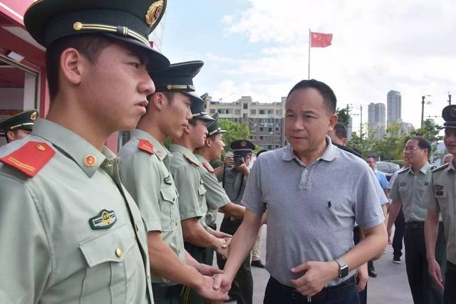 陈为来陈显宏八一慰问到部队 拥军真情暖兵心