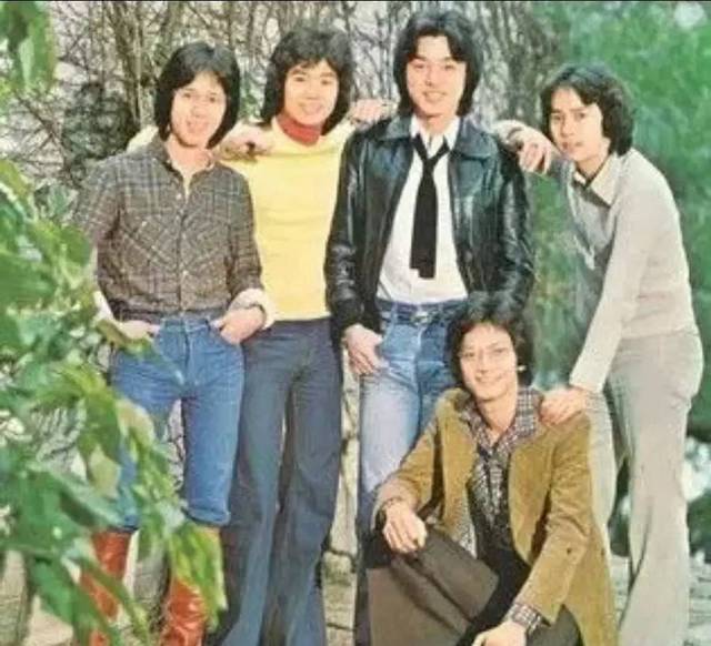 1971年,loosers与宝丽金签约,不过没多久谭咏麟去新加坡求学,陈百祥去