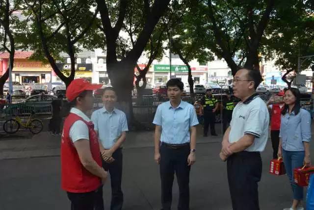 高温下"红马甲"坚守岗位,区委宣传部,团区委送去"清凉"