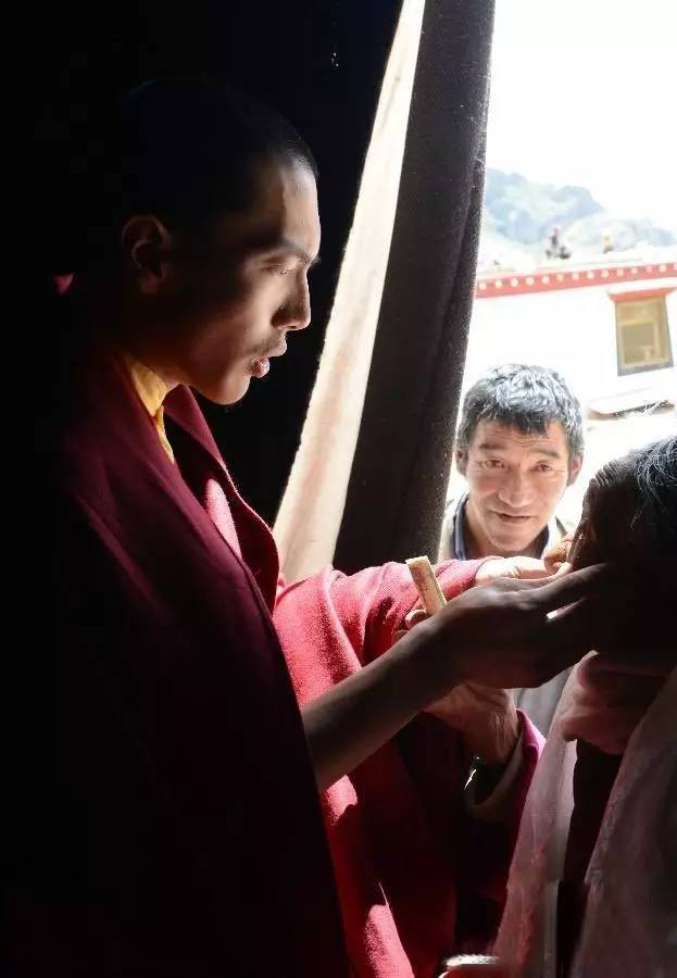 尊贵的西藏活佛,他每天都在干啥?