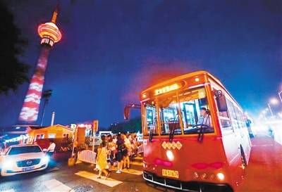 仿古"铛铛车"重现街头 北京夜景观光线路受追捧