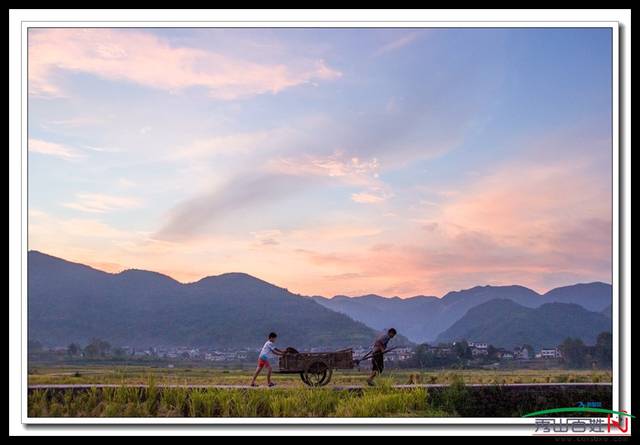 夕阳,衬托出的父与子,浓缩在炊烟里,格外温馨.