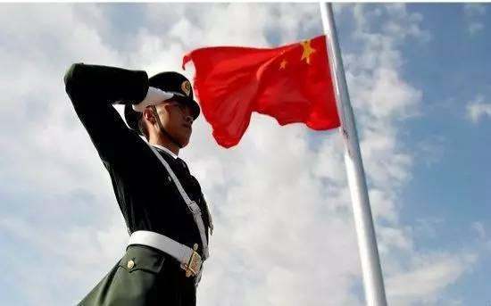 中国军人向国旗敬礼