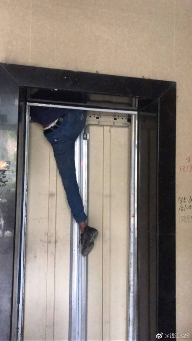 年轻小伙被卡电梯夹层中不幸身亡,现场画面太揪心