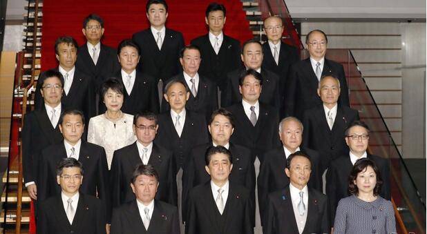 日本内阁大换血:开始怀旧的安倍还能走多远?