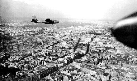 轰炸机居然能飞到柏林上空进行轰炸,因此防空火力没有发挥任何作用