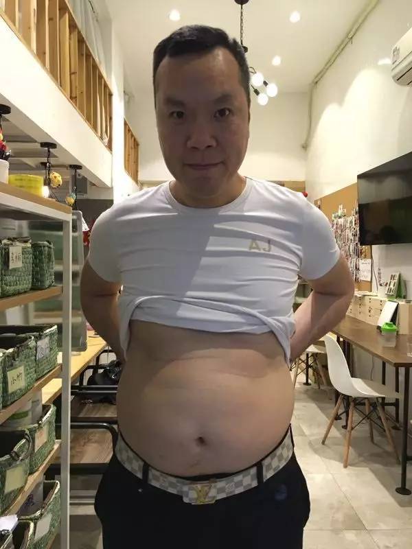 180斤的大肚腩胖老爹花3个月减了个肥帅成小鲜肉