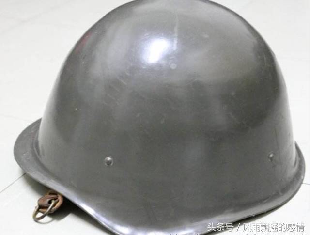 意大利m33钢盔.据说后来苏军的钢盔参考了m33,但m33显得更小一些