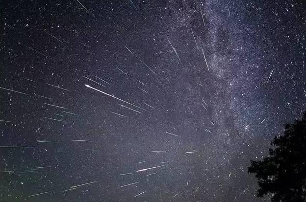 两次流星雨的极大爆发,将分别出现在12日和18日,月偏食则会在7日"