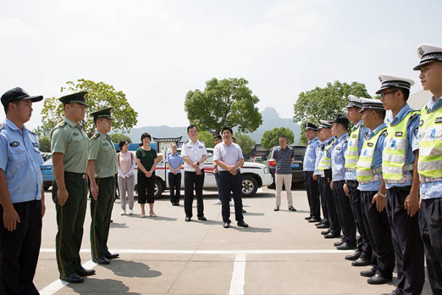 孙小雄一行先后来到石浦派出所巡控中心,石浦交警中队金山路,大庆路