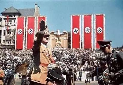 德国法律明令禁止与纳粹相关的符号,动作,包括举手礼.