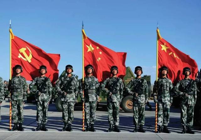 护旗方队中的中国共产党党旗,中华人民共和国国旗,中国人民解放军军旗