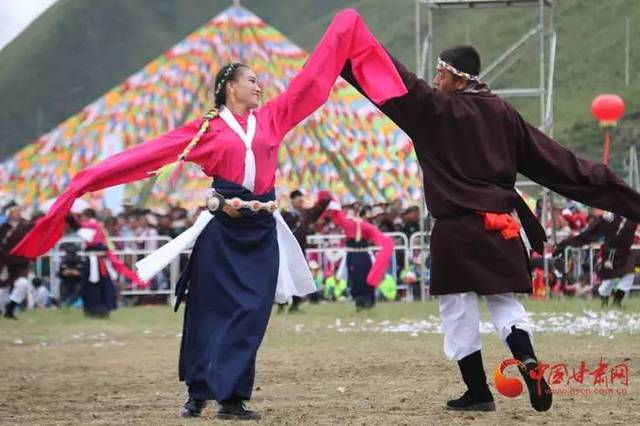 锅庄舞大赛",古朴典雅的民族服饰加上神秘动感的藏地音乐,在草原尽情"