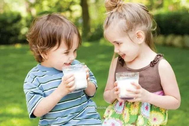 宝宝1岁后就要改喝牛奶?能继续喂奶粉或母乳吗?看看aap是怎么说的吧