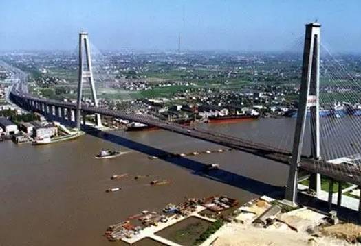奉浦大桥于1995年10月26日竣工通车,是上海地区继松浦,南浦,杨浦大桥